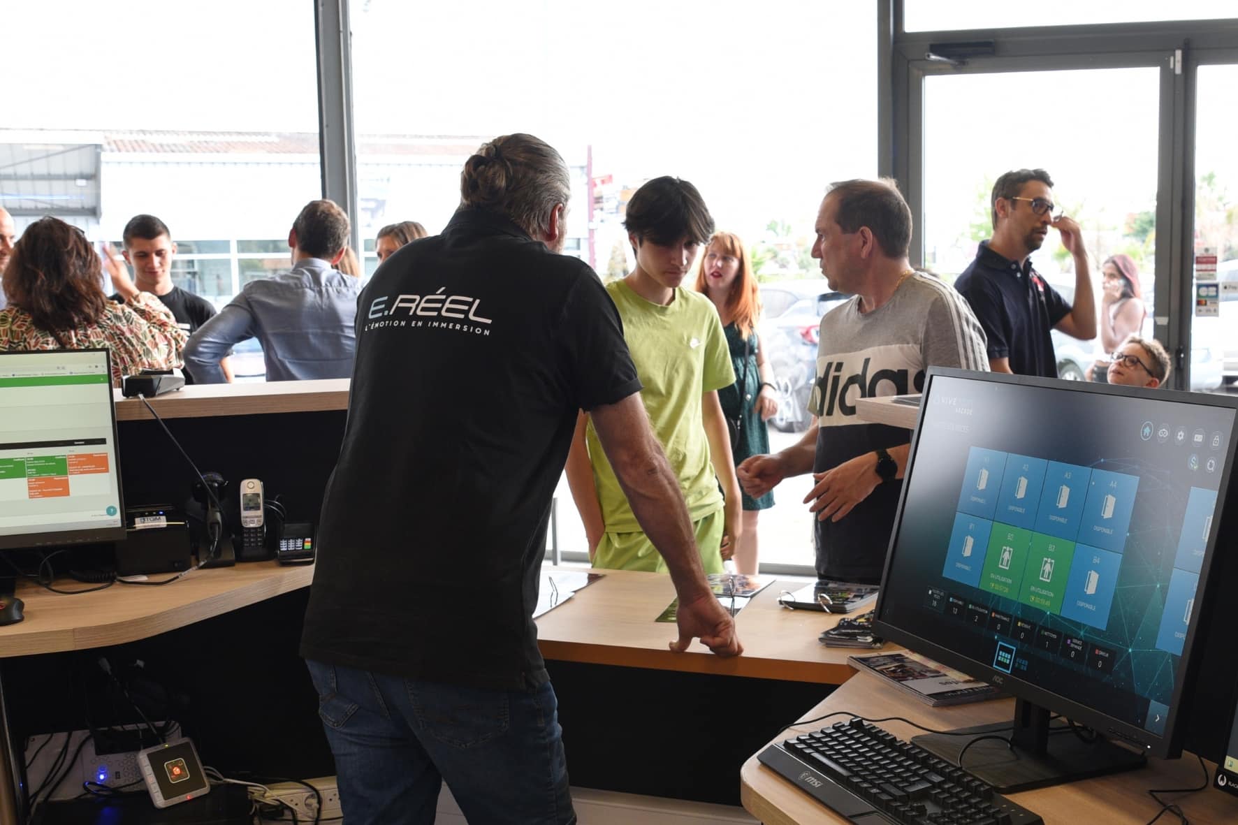 Animateur E.réel Annecy en train de briefer des joueurs sur les différents jeux VR
